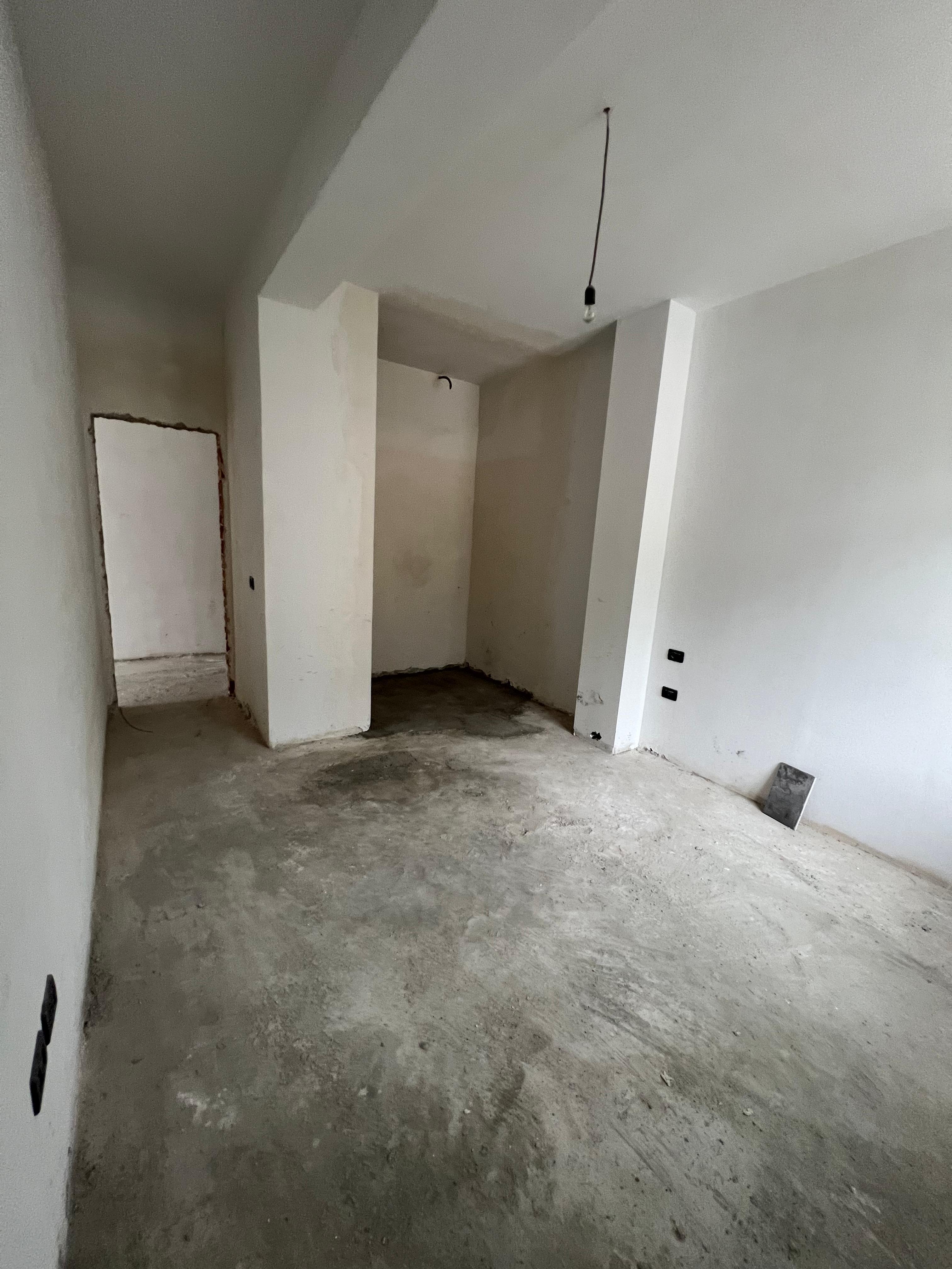 Shitet apartament 2+1+2 ne Vlore me pamje nga Deti