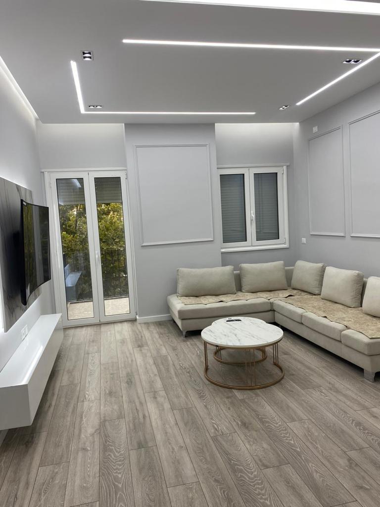 Shitet apartament 2+1  ne Vlore