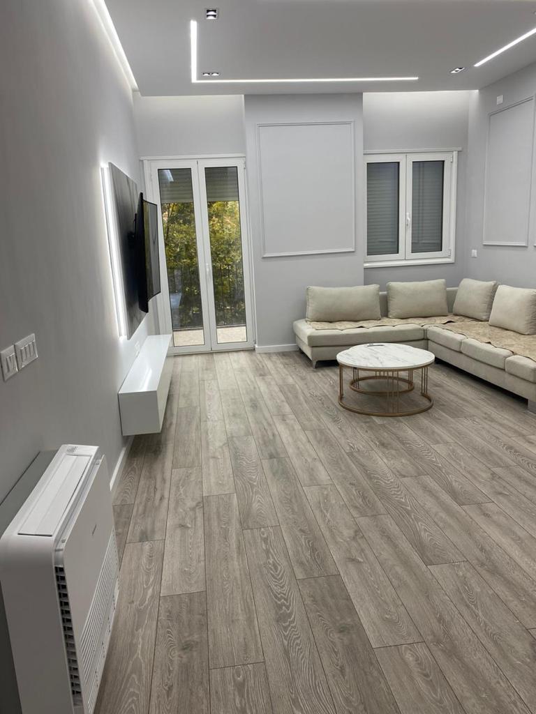 Shitet apartament 2+1  ne Vlore