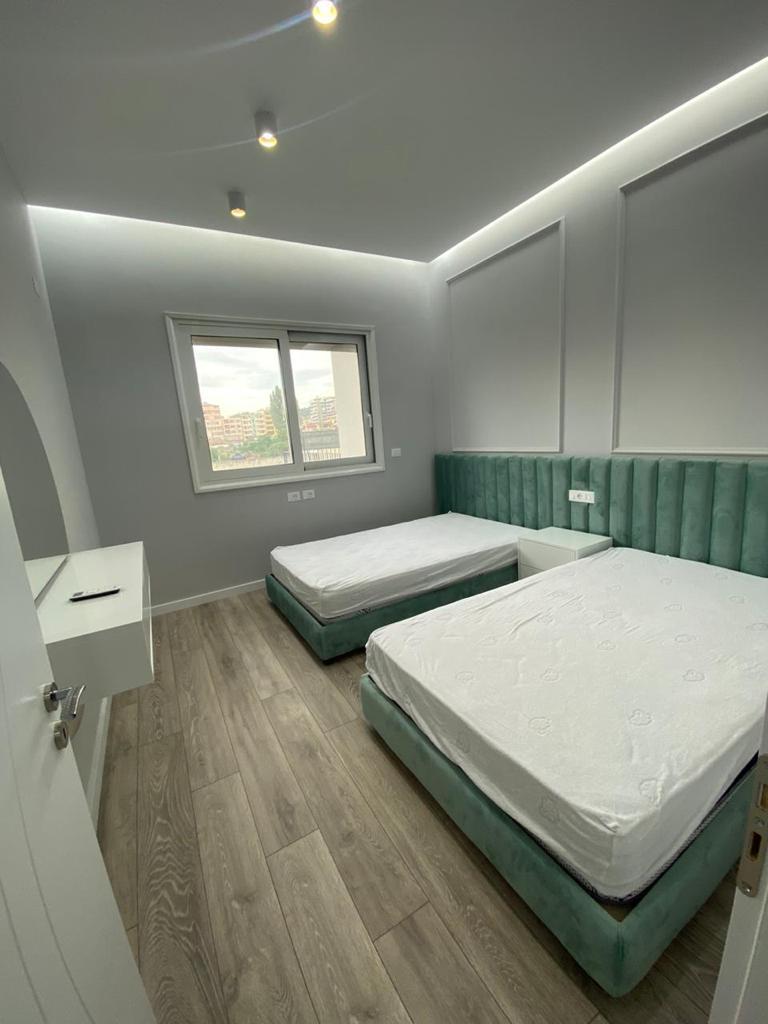Shitet apartament 2+1  ne Vlore