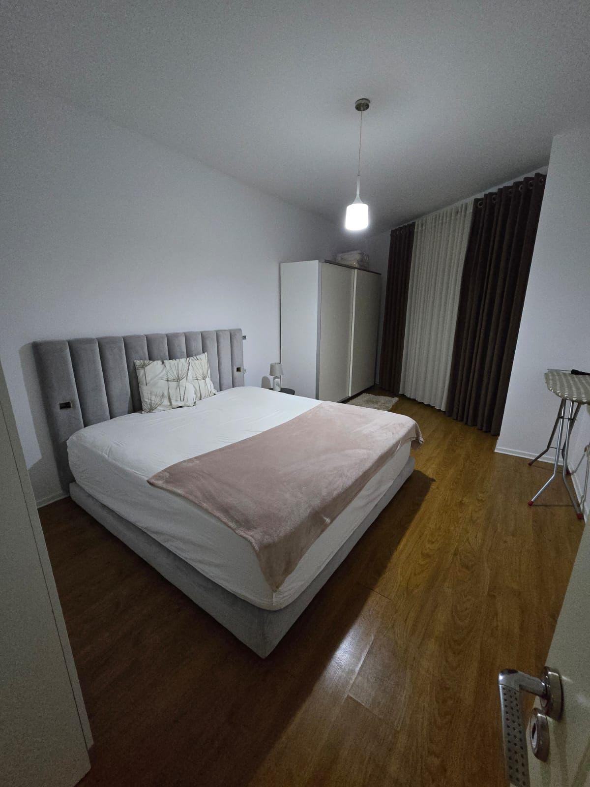 Jepet me qera apartament 1+1 tek Liqeni i Thate.