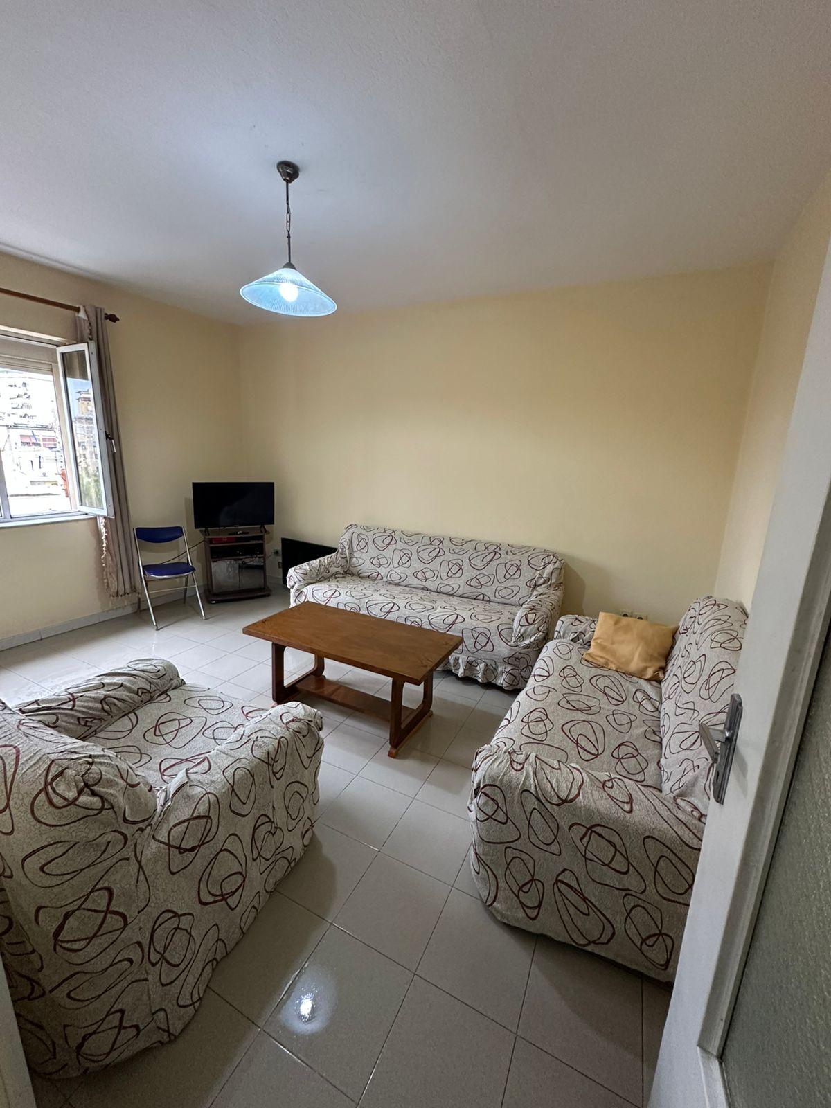 Jepet me qera apartament 2+1 te Bulevardi Zogu 1