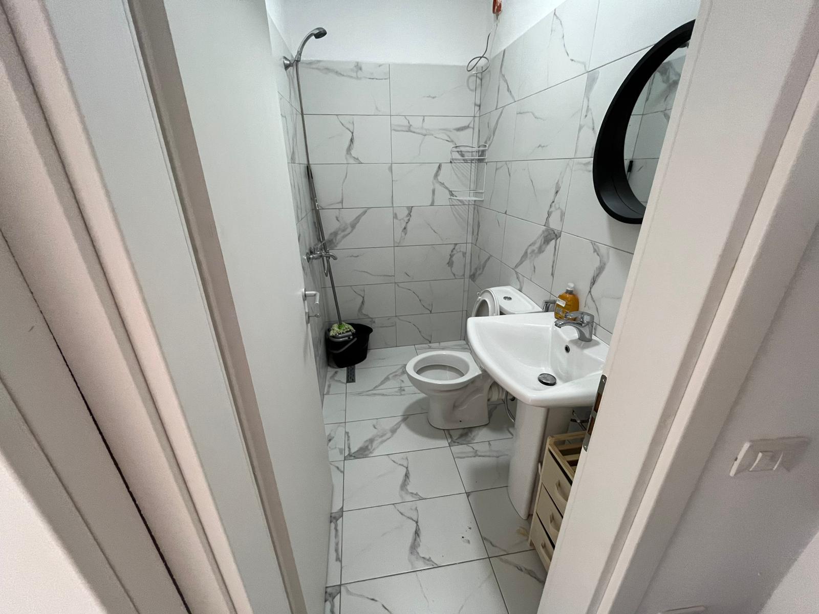 Jepet me qera apartament 1+1 tek Rruga e Dibres