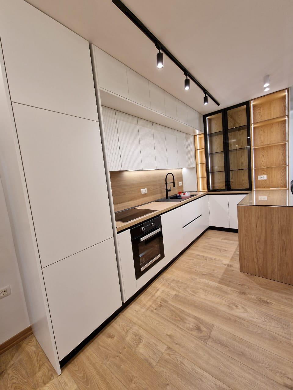 Jepet me qera apartament 2+1 tek Kopshti Botanik.