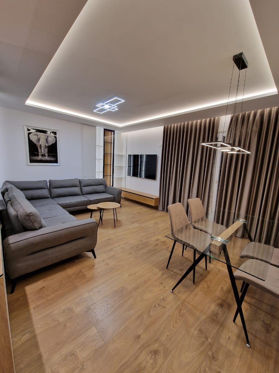 Jepet me qera apartament 2+1 tek Kopshti Botanik.