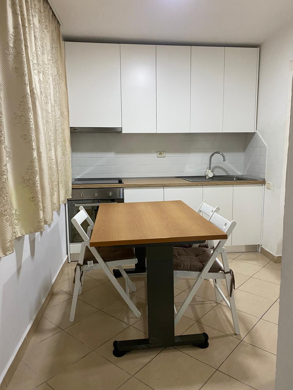 Jepet me qera apartament 1+1 pran Rruges Bardhyl.