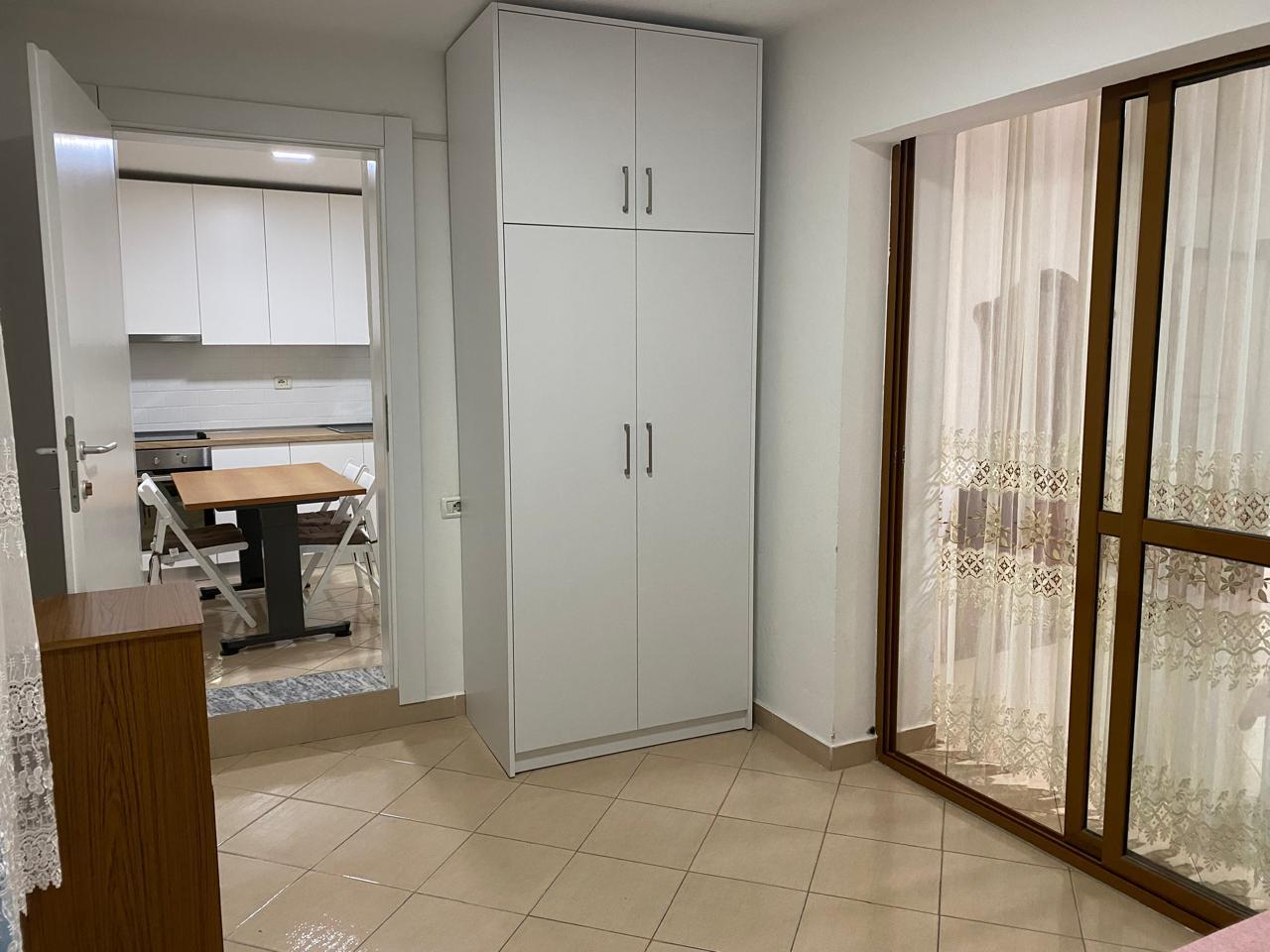 Jepet me qera apartament 1+1 pran Rruges Bardhyl.