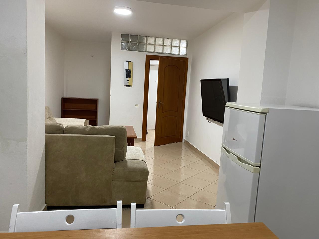 Jepet me qera apartament 1+1 pran Rruges Bardhyl.