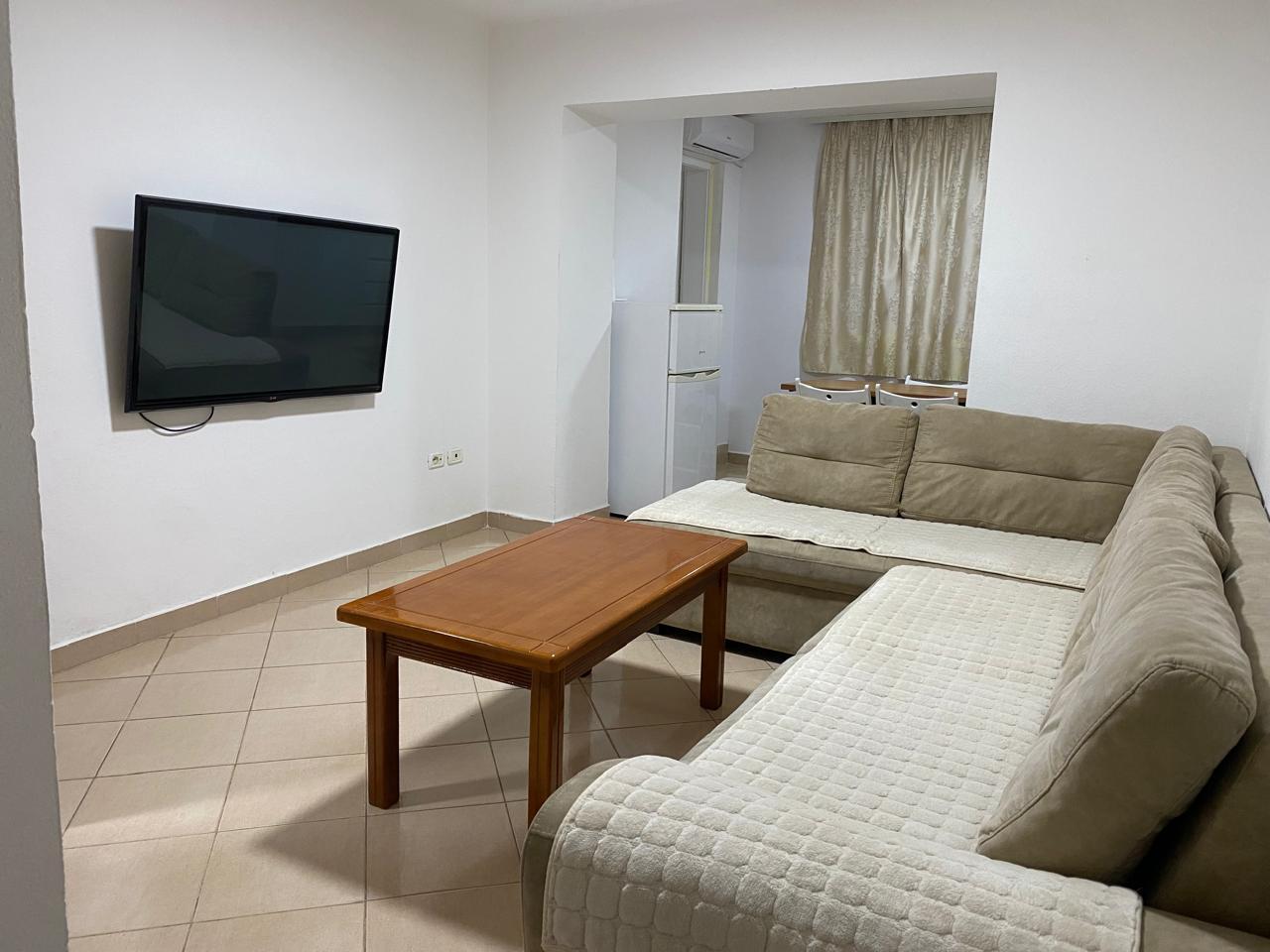Jepet me qera apartament 1+1 pran Rruges Bardhyl.