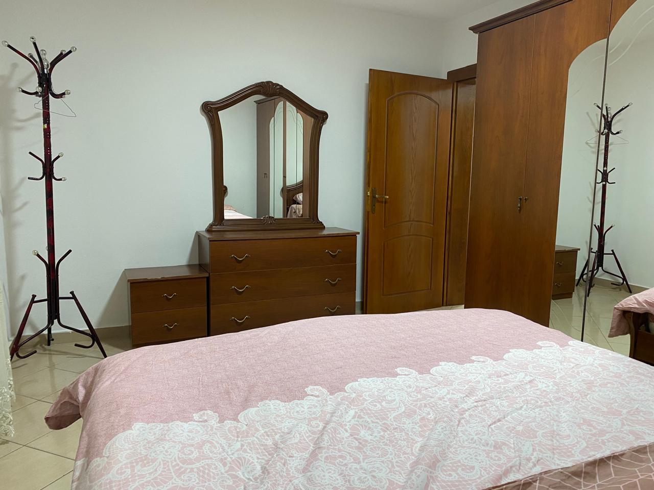 Jepet me qera apartament 1+1 pran Rruges Bardhyl.