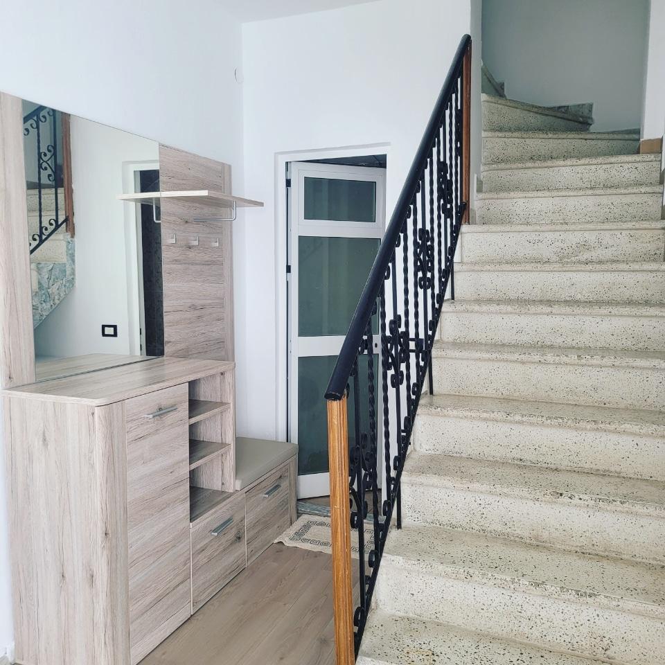 Jepet me qera apartament 1+1 ne Ali Dem.