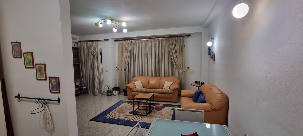 Jepet me qera apartament 1+1 tek Pazari i Ri