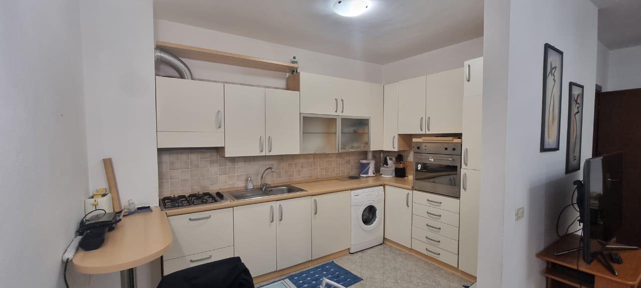 Jepet me qera apartament 1+1 tek Pazari i Ri