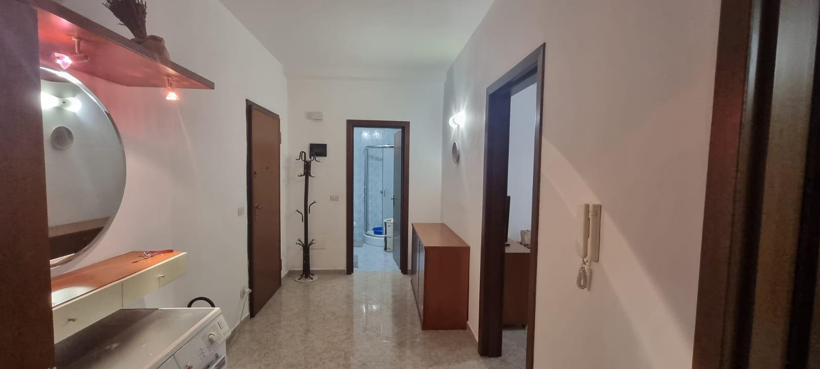 Jepet me qera apartament 1+1 tek Pazari i Ri