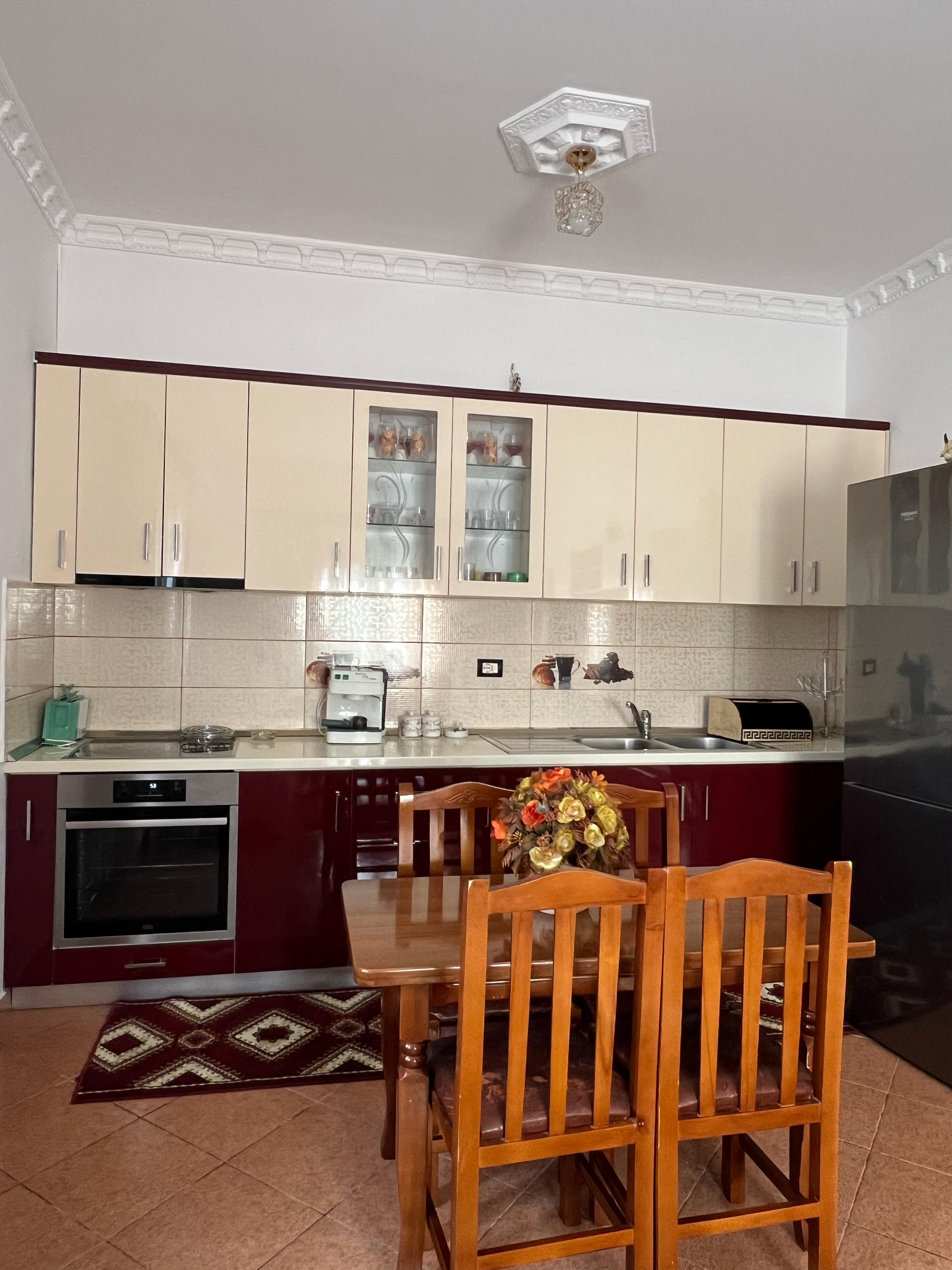 Jepet me qera apartament 2+1+Parkim tek Siri Kodra.