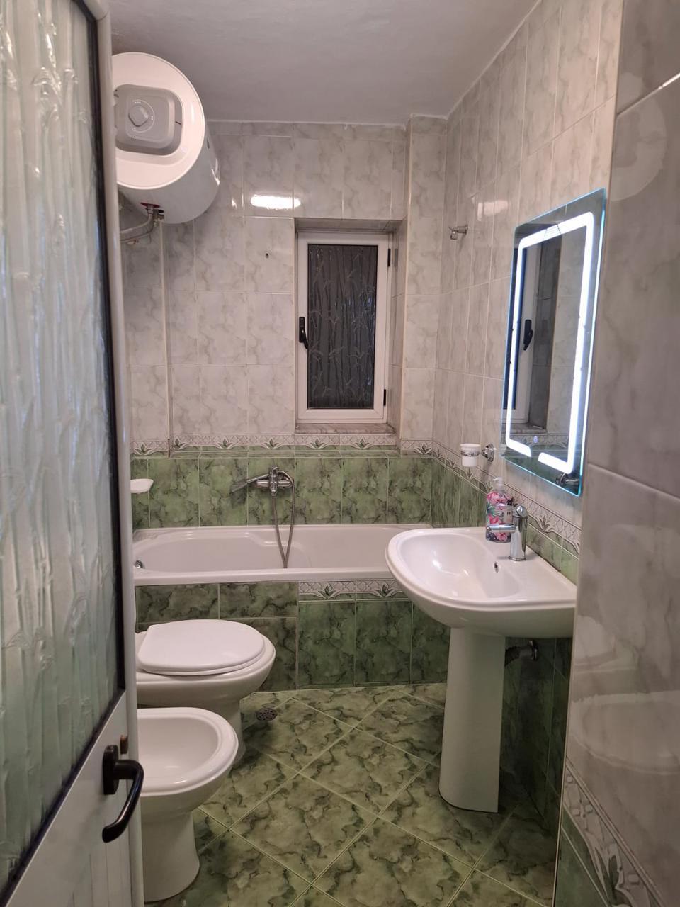 Jepet me qera apartament 2+1 te Ali Demi