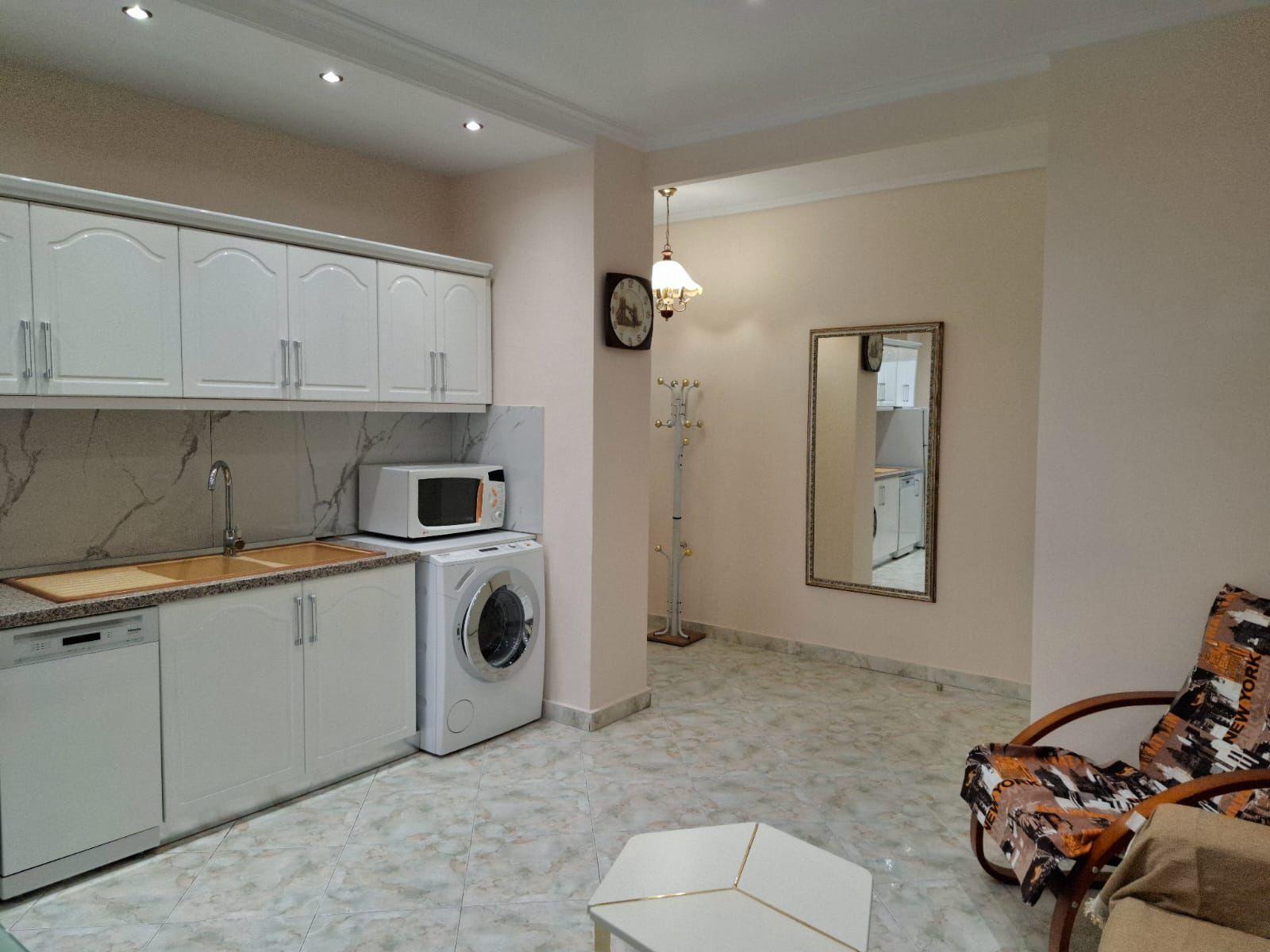 Jepet me Qera apartament 1+1 tek Komuna e Parisit