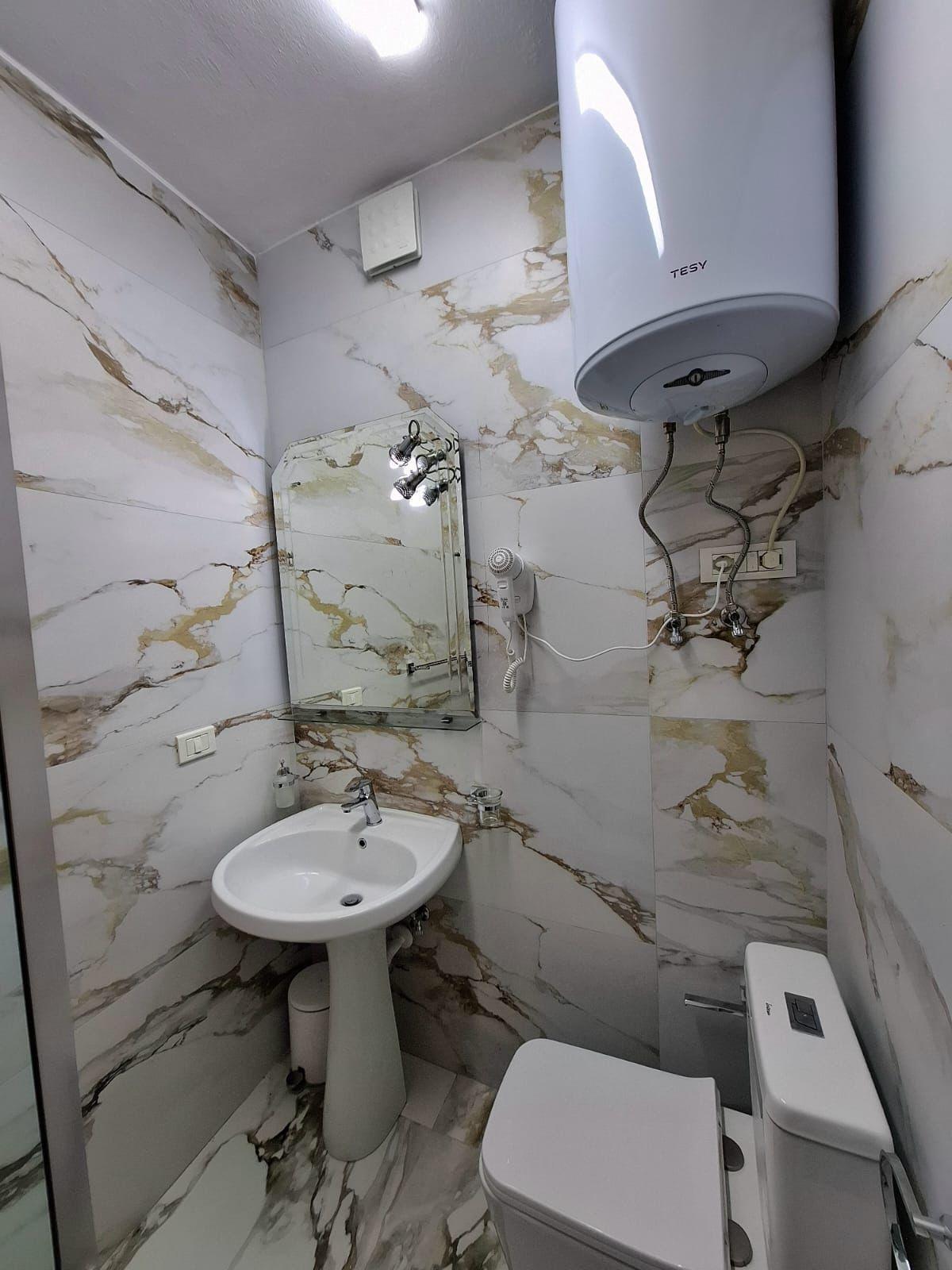 Jepet me Qera apartament 1+1 tek Komuna e Parisit
