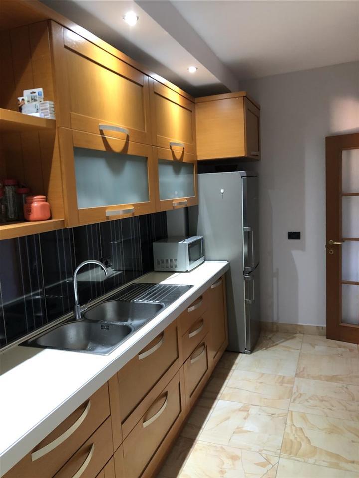 Jepet apartament me qera 3+1+2 ne Myslym Shyr