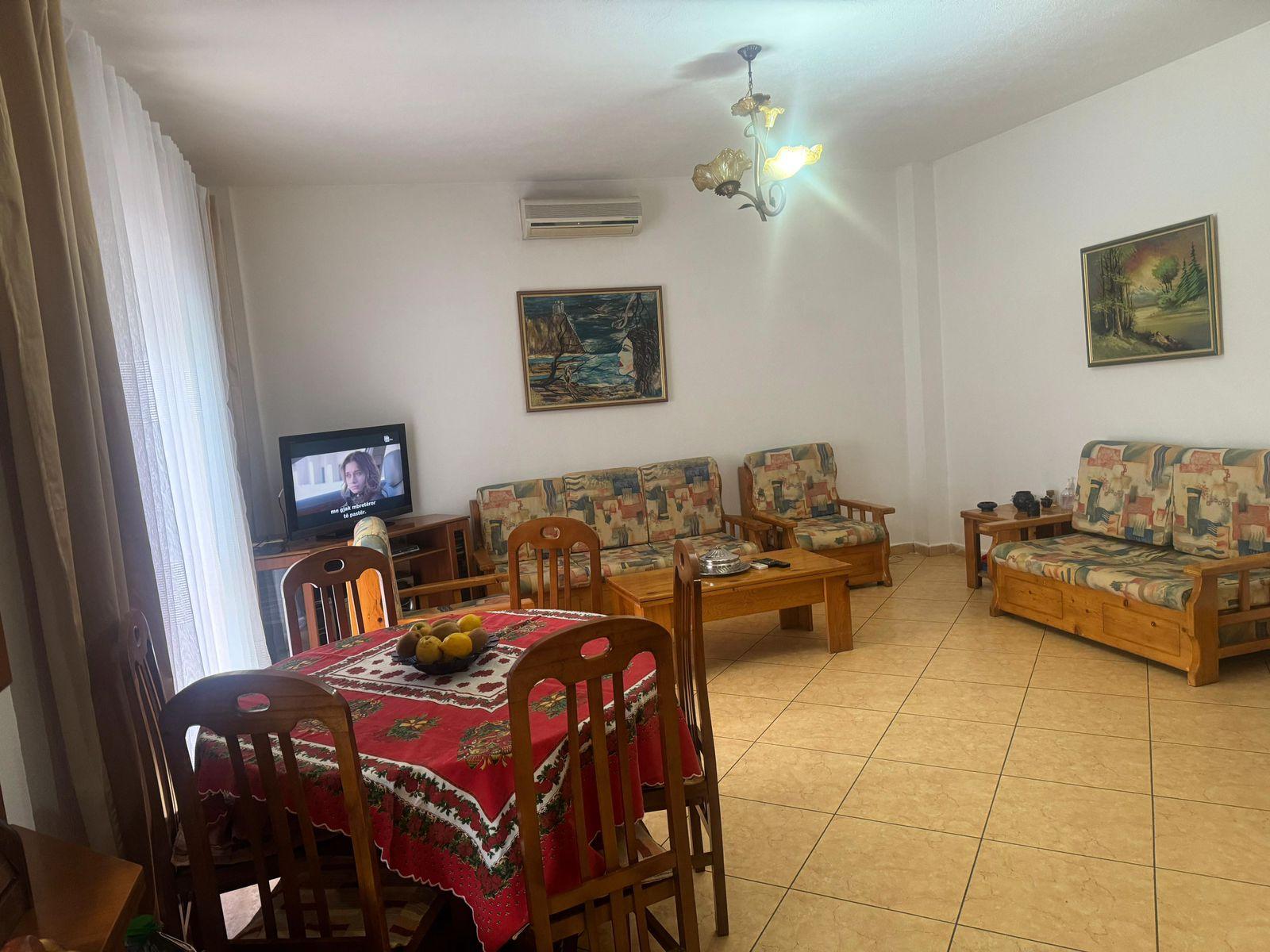 Jepet me qera apartament tek Komuna Parisit 1+1