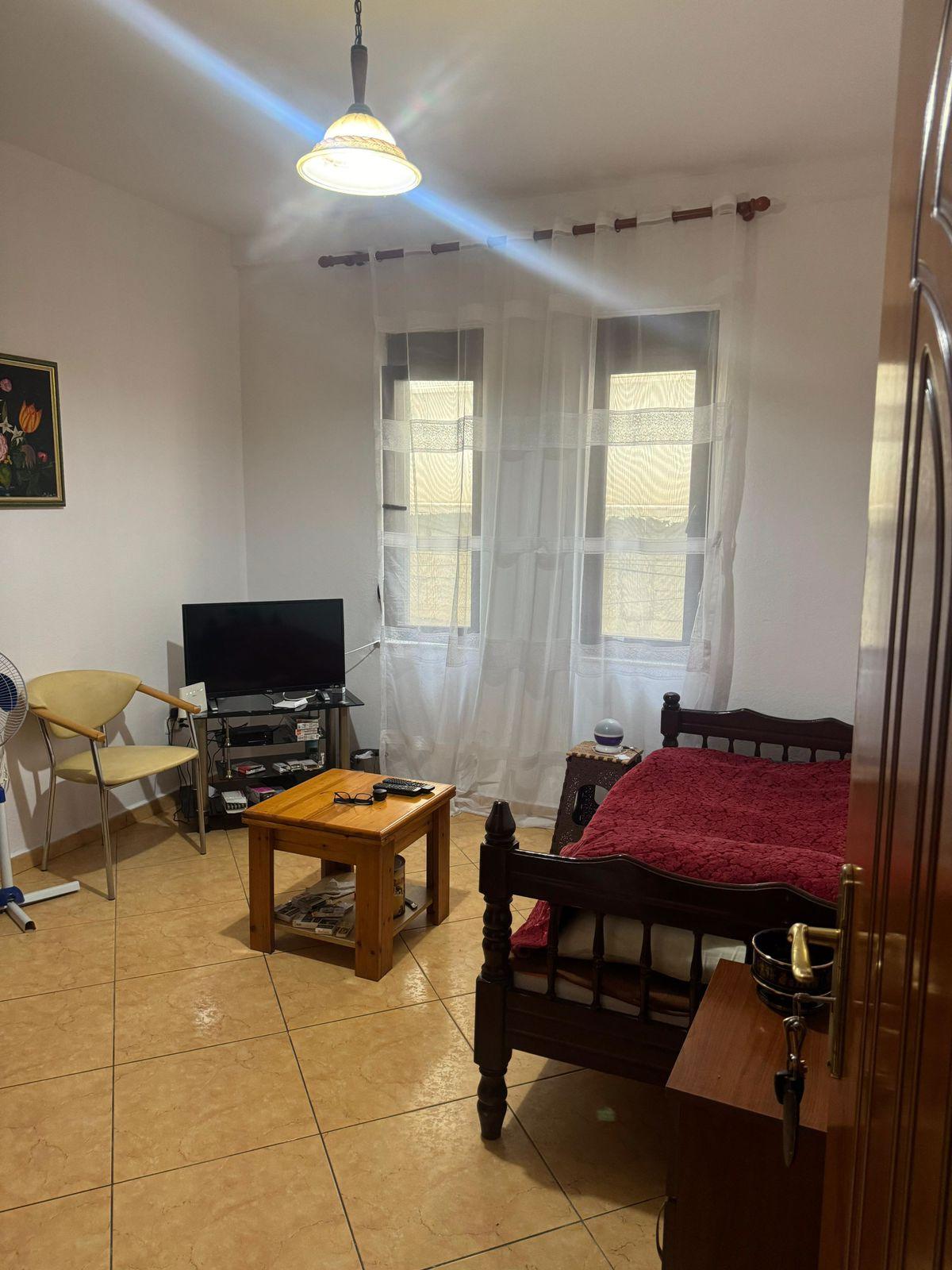 Jepet me qera apartament tek Komuna Parisit 1+1
