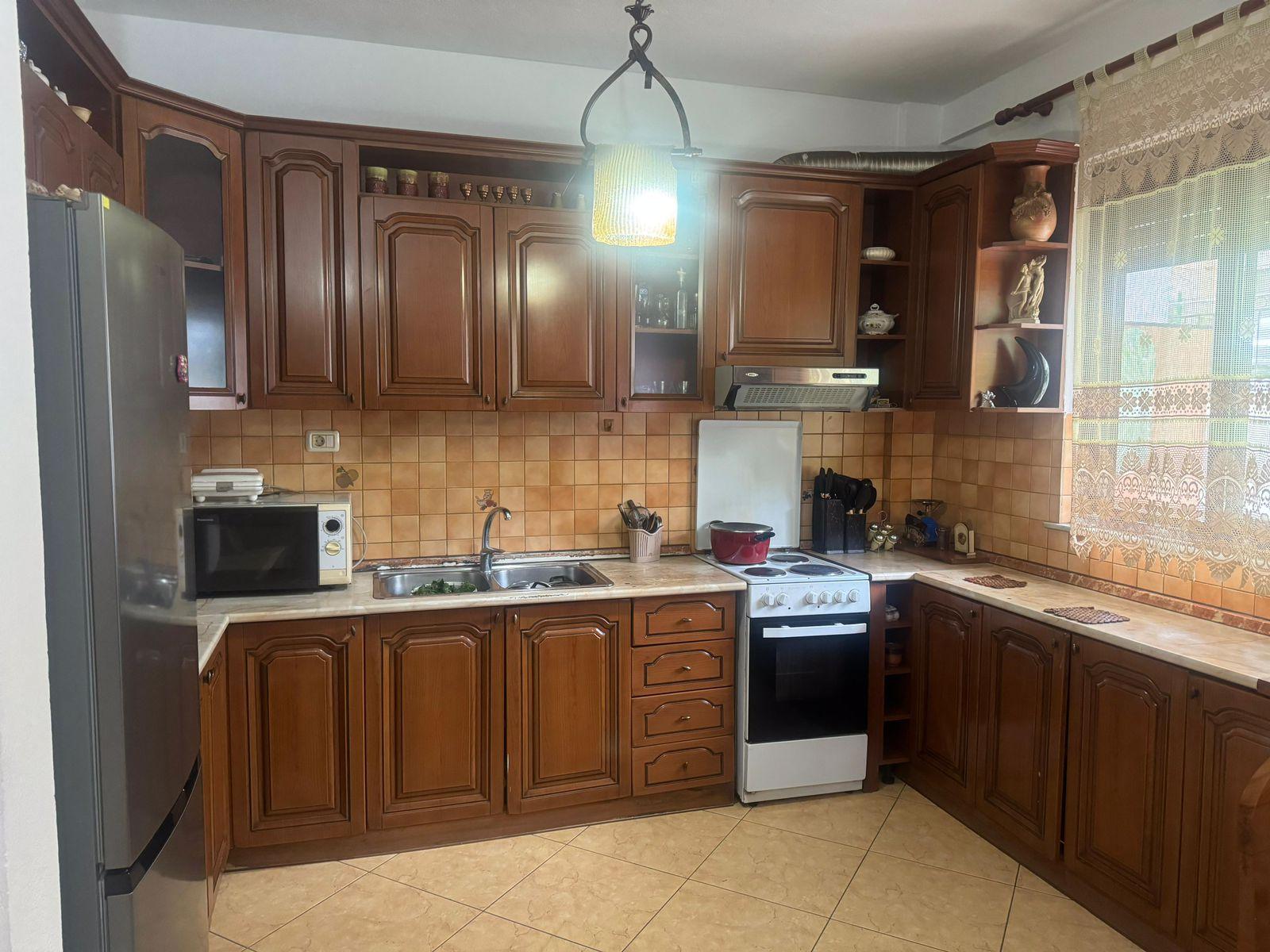 Jepet me qera apartament tek Komuna Parisit 1+1