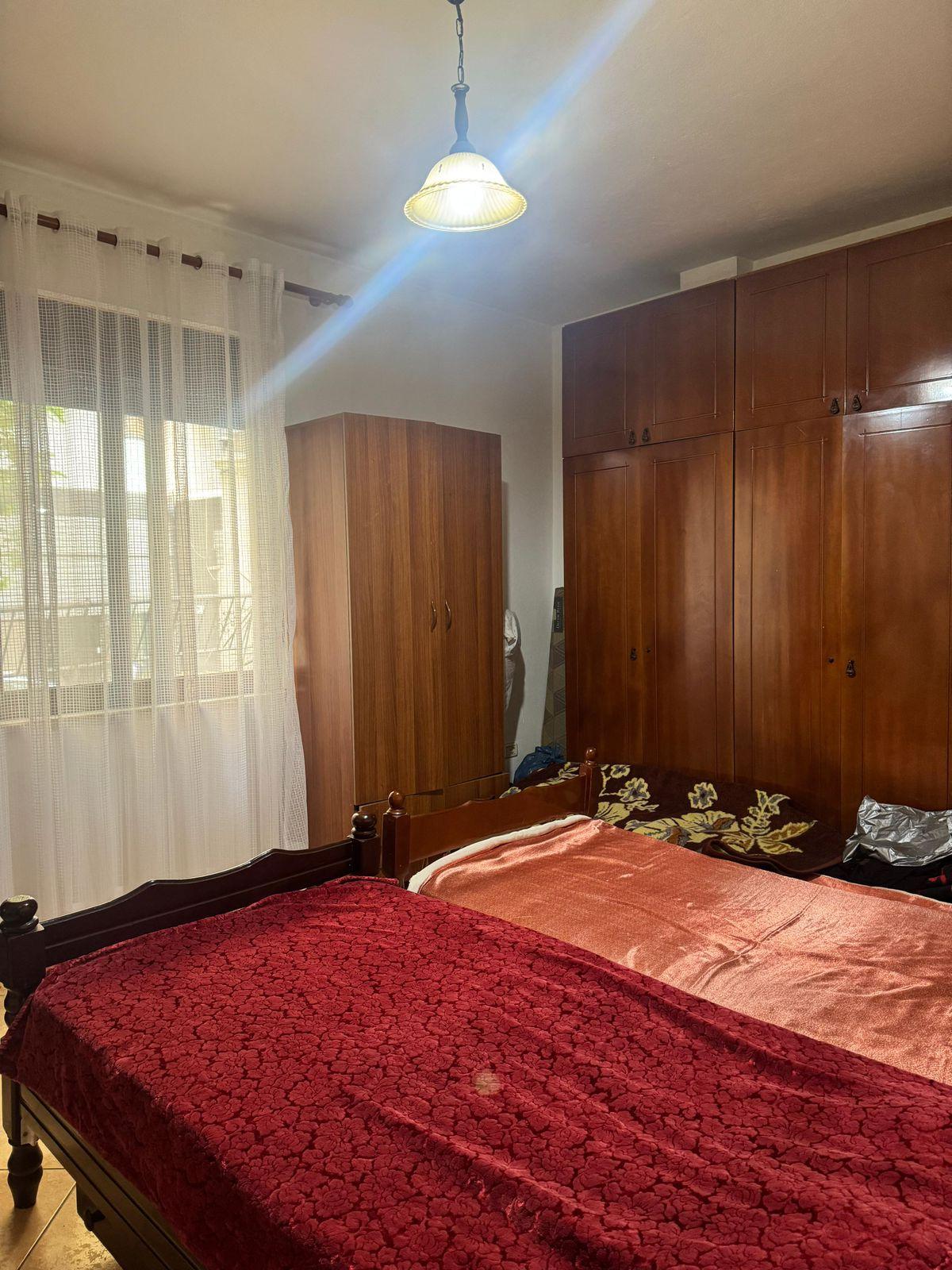 Jepet me qera apartament tek Komuna Parisit 1+1