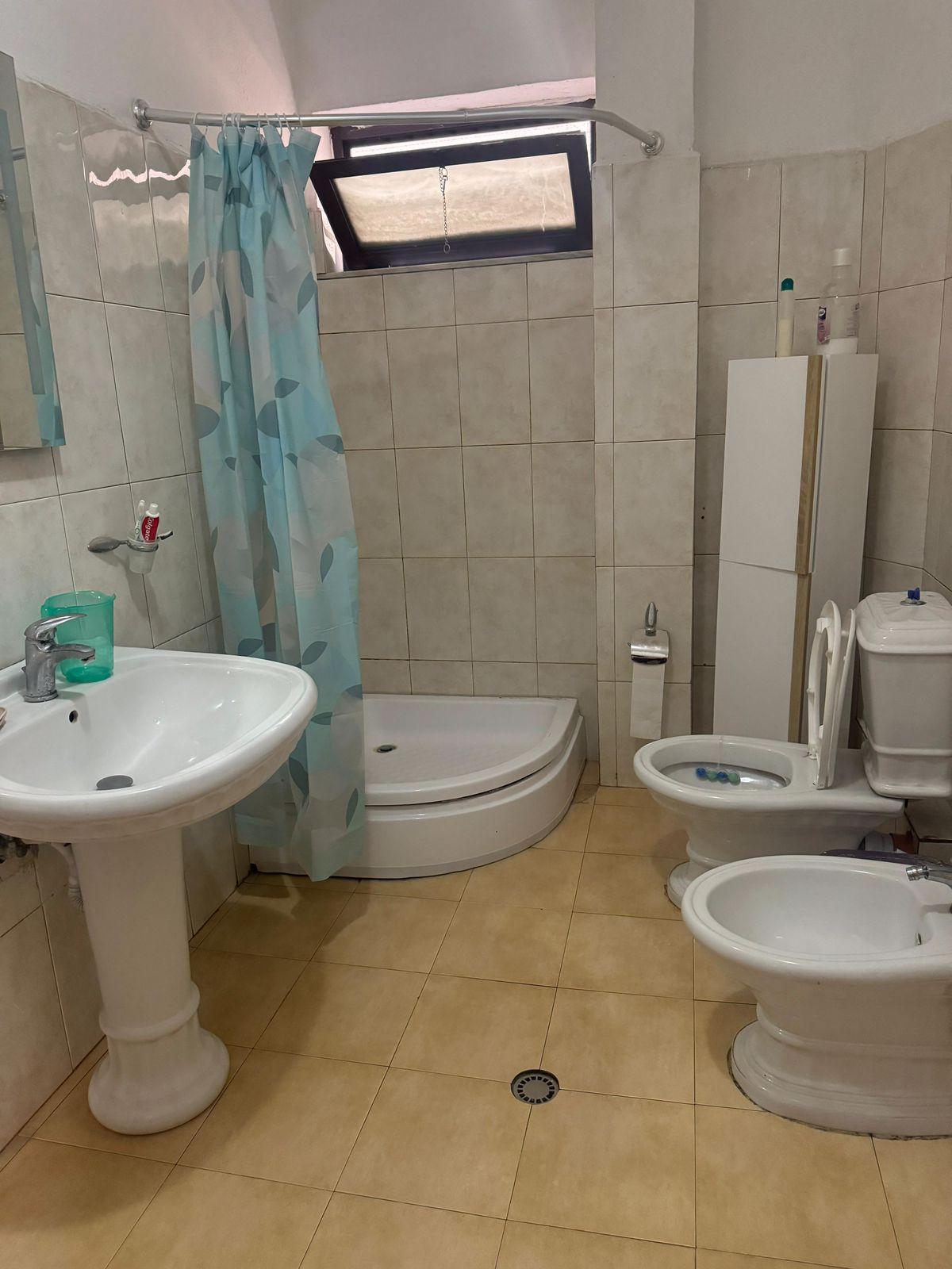Jepet me qera apartament tek Komuna Parisit 1+1